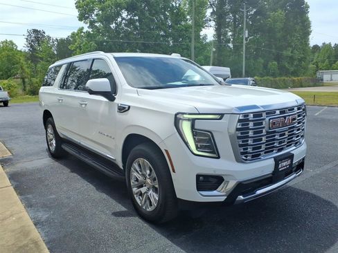 Used 2025 GMC Yukon XL Denali AWD/4WD image 3