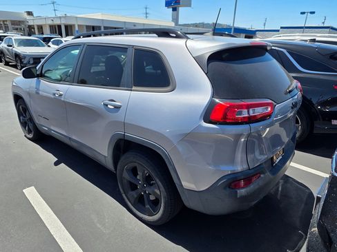 Used 2018 Jeep Cherokee Latitude w/ Altitude Package FWD image 4