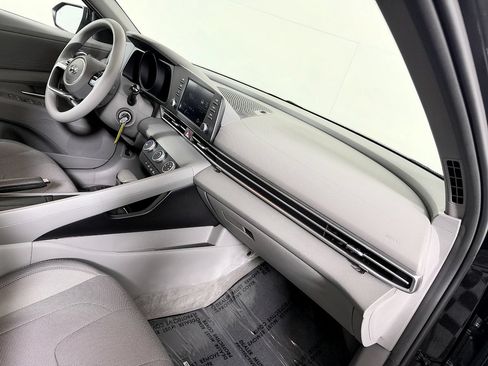Used 2022 Hyundai Elantra SE FWD image 45
