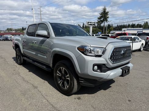 Used 2018 Toyota Tacoma TRD Sport w/ Technology Package RWD image 4