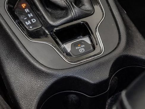 Used 2019 Jeep Cherokee Limited FWD image 26