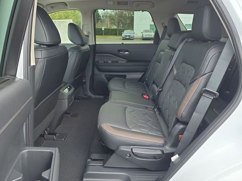 New 2026 Nissan Pathfinder Platinum image 17