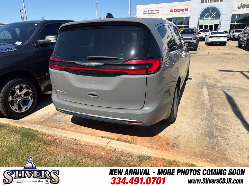 Used 2023 Chrysler Pacifica Touring-L FWD image 10