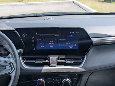Used 2025 Chevrolet TrailBlazer LT AWD/4WD image 17