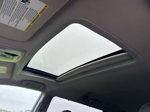 Used 2016 Toyota Sienna SE image 5