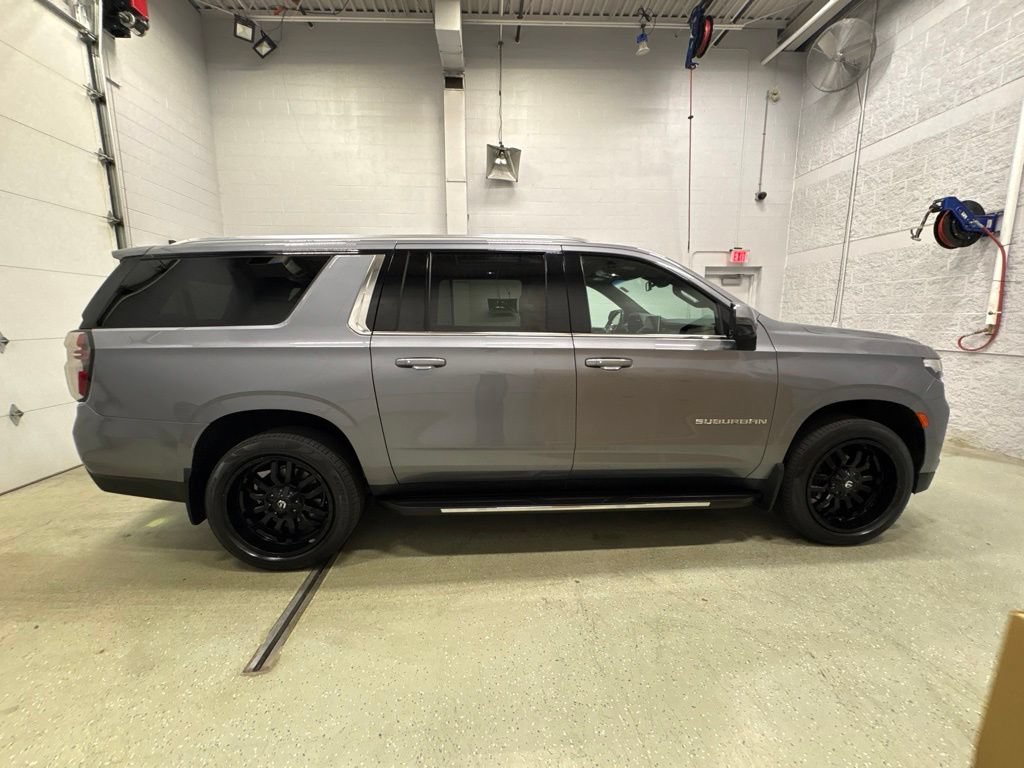 Used 2022 Chevrolet Suburban LT w/ LT Signature Plus Package AWD/4WD image 3