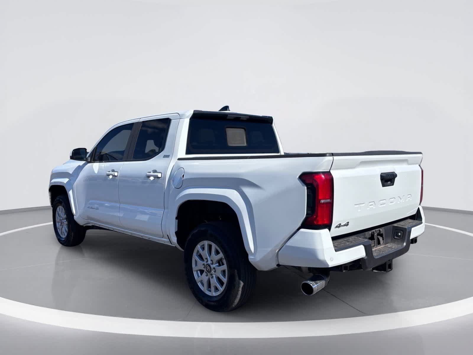 Used 2025 Toyota Tacoma SR5 AWD/4WD image 4