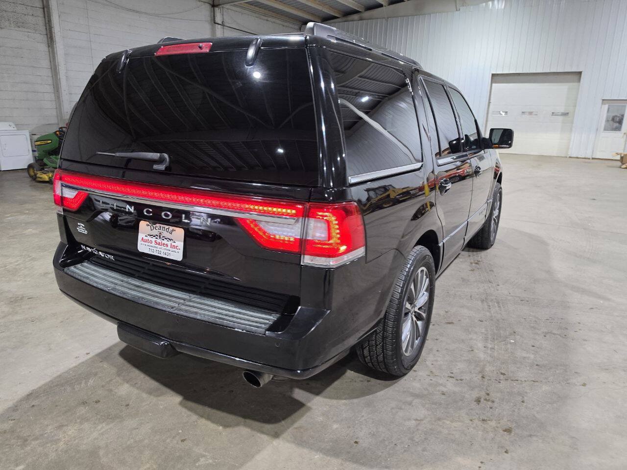 Used 2017 Lincoln Navigator Select AWD/4WD image 10