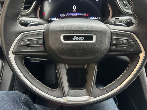 Used 2023 Jeep Grand Cherokee L Laredo image 3