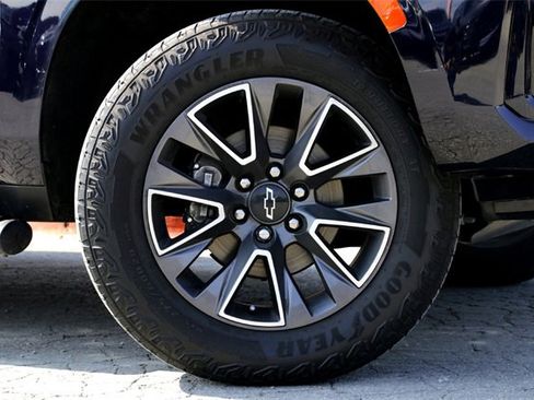 Used 2023 Chevrolet Tahoe Z71 w/ Luxury Package image 2