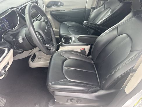 Used 2023 Chrysler Pacifica Touring-L FWD image 9
