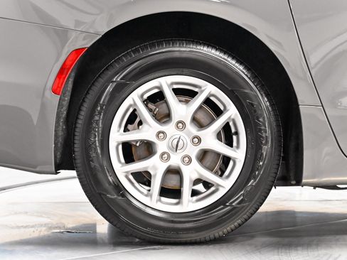 Used 2023 Chrysler Pacifica Touring-L w/ Uconnect Theater Family Group FWD image 31