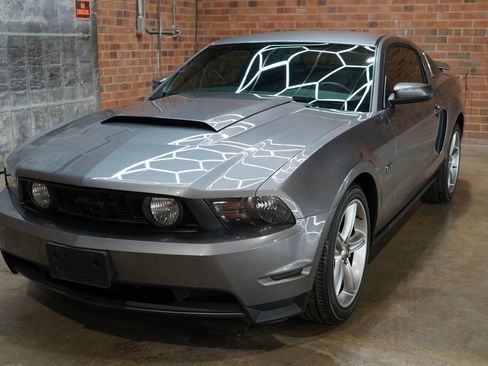 Used 2010 Ford Mustang GT image 8