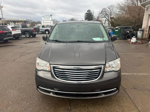 Used 2015 Chrysler Town & Country Touring image 2