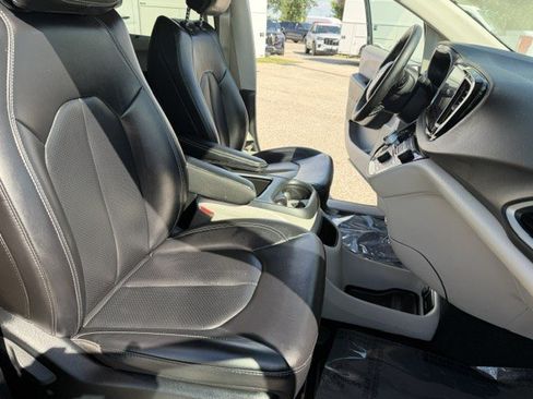 Used 2023 Chrysler Pacifica Touring-L FWD image 40