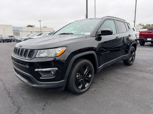 Used 2018 Jeep Compass Latitude w/ Popular Equipment Group AWD/4WD image 3