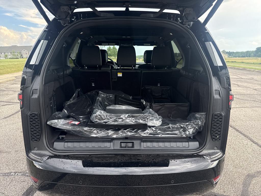 Certified 2025 Land Rover Discovery Dynamic SE AWD/4WD image 17