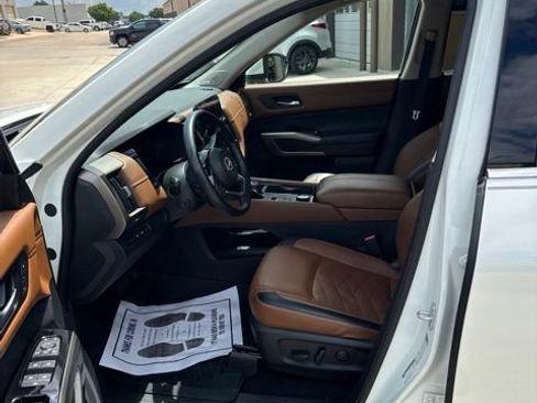 Used 2023 Nissan Pathfinder Platinum w/ Cargo Package AWD/4WD image 10