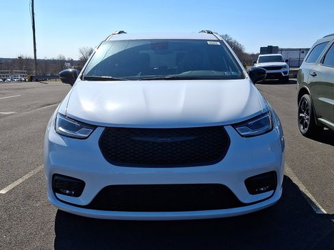 New 2026 Chrysler Pacifica Select image 2