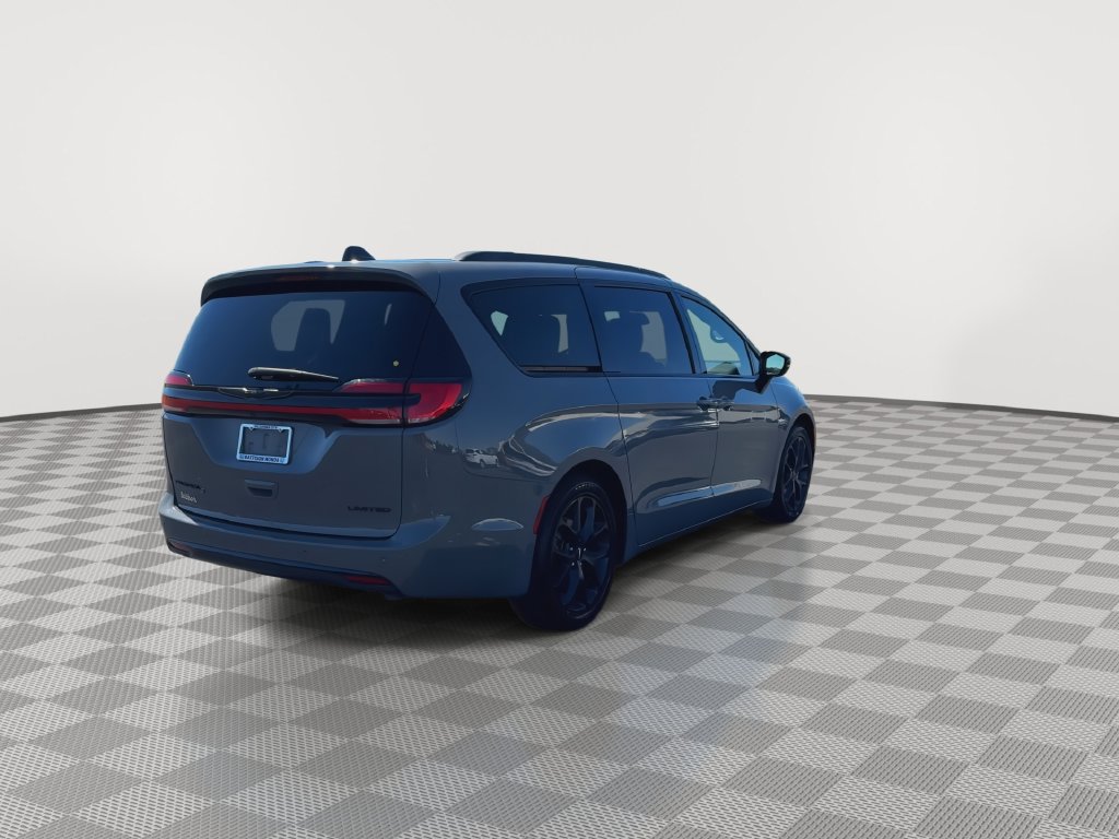 Used 2025 Chrysler Pacifica Limited FWD image 8
