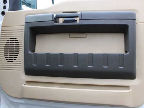 Used 2011 Ford F350 Lariat w/ Lariat Interior Pkg image 11