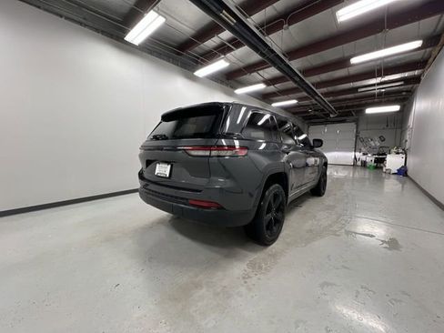 Used 2022 Jeep Grand Cherokee Altitude image 8