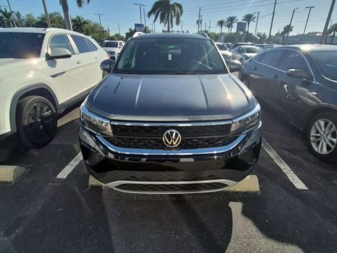Used 2022 Volkswagen Taos SE image 1
