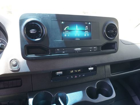 Used 2022 Mercedes-Benz Sprinter 2500 image 22