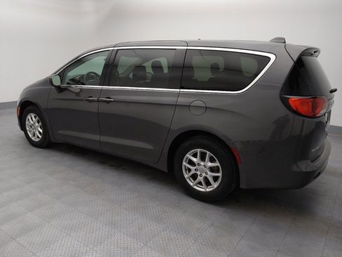 Used 2017 Chrysler Pacifica Touring image 3