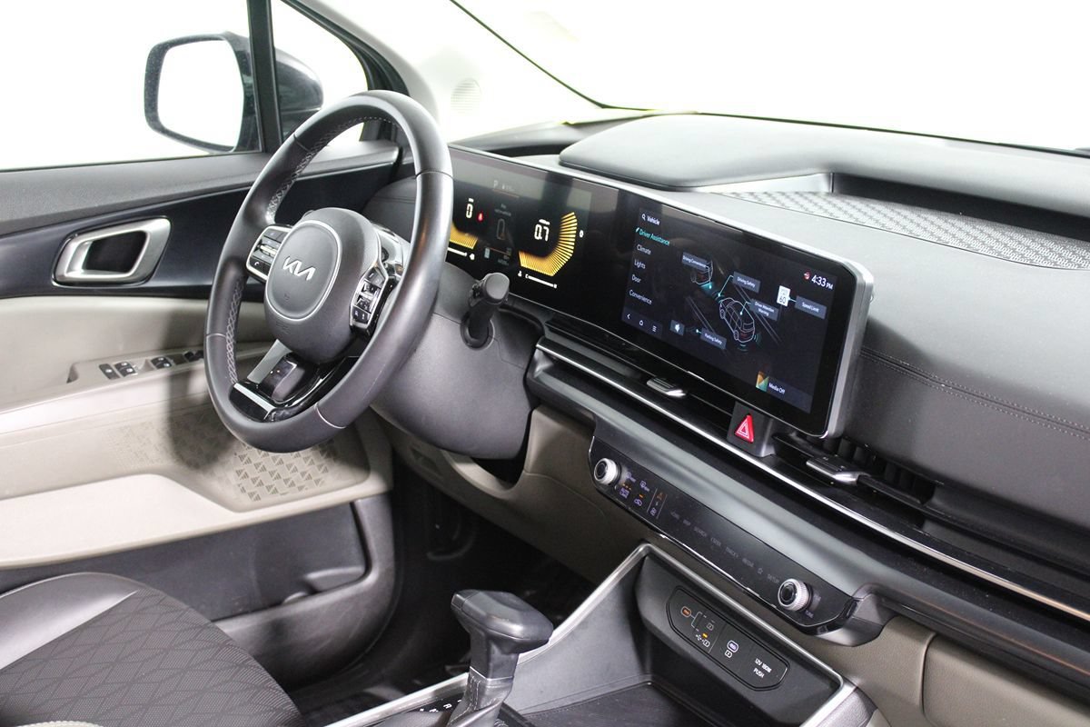 Used 2025 Kia Carnival FWD image 37