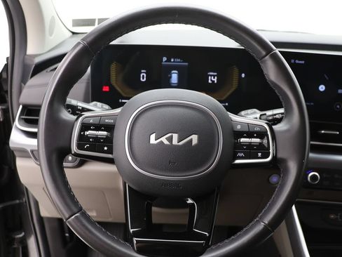 Used 2025 Kia Carnival FWD image 16