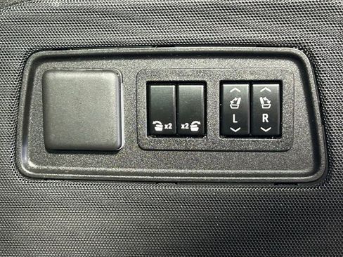 Used 2021 Cadillac Escalade ESV Premium Luxury AWD/4WD image 16