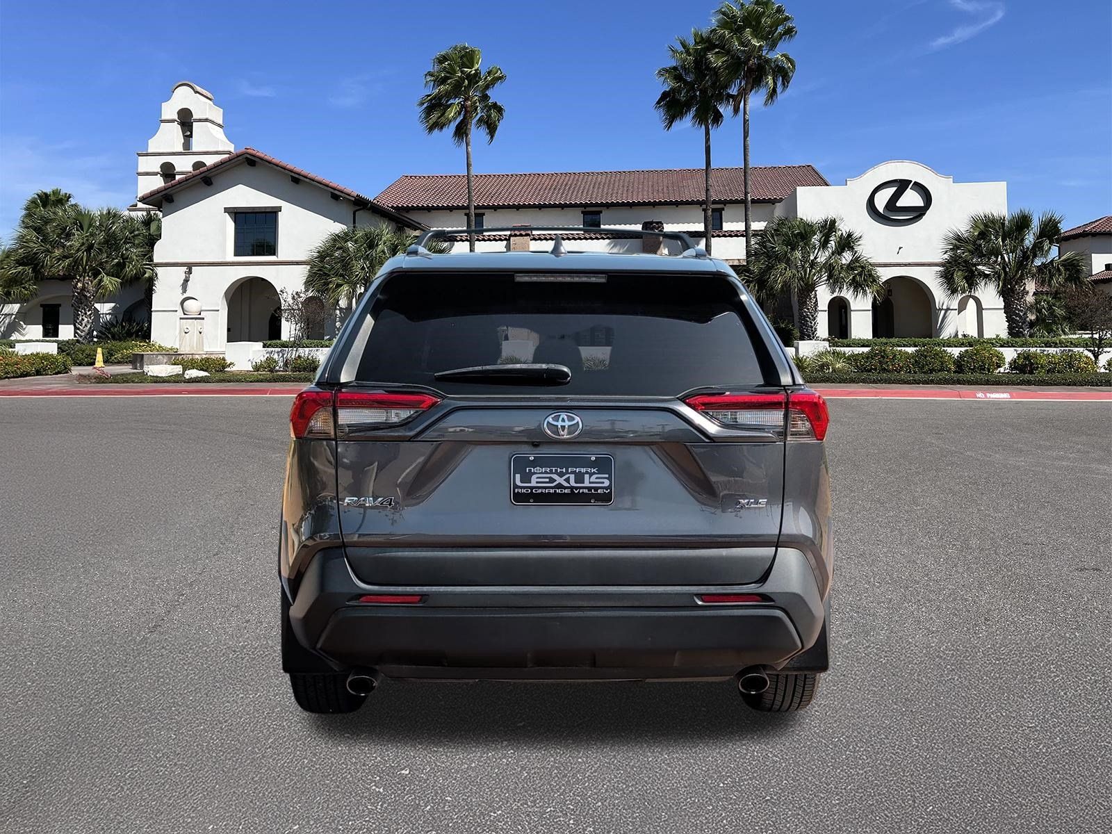Used 2021 Toyota RAV4 XLE w/ Convenience Package FWD image 3