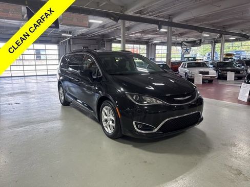 Used 2017 Chrysler Pacifica Touring-L w/ Tire & Wheel Group FWD image 7
