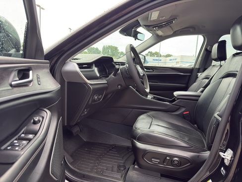 Used 2023 Jeep Grand Cherokee L Limited w/ Luxury Tech Group II AWD/4WD image 11