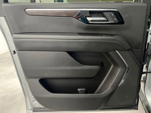 Used 2025 Chevrolet Suburban Z71 image 15