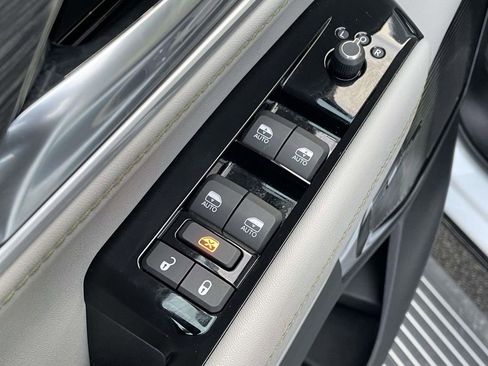 Used 2023 Jeep Wagoneer L Series III w/ Premium Group I image 8