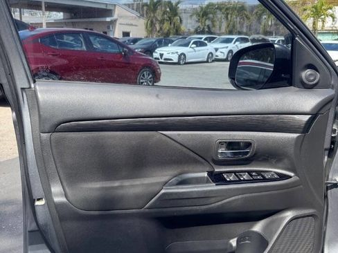 Used 2018 Mitsubishi Outlander SE image 31