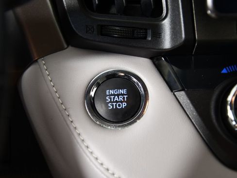 Used 2018 Toyota RAV4 Limited image 32