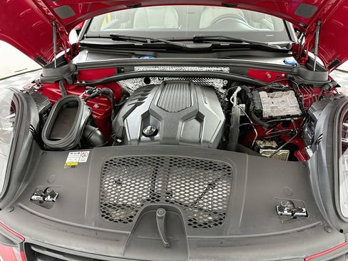 Certified 2023 Porsche Macan AWD/4WD image 32