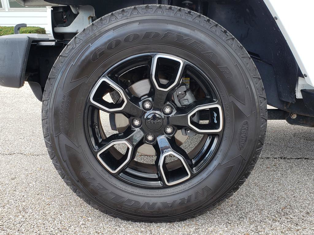 Used 2018 Jeep Wrangler Unlimited Sahara AWD/4WD image 27