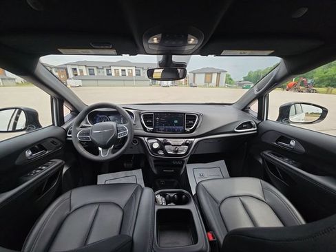 Used 2025 Chrysler Pacifica Select FWD image 27