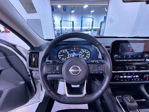 Used 2022 Nissan Pathfinder SV AWD/4WD image 15