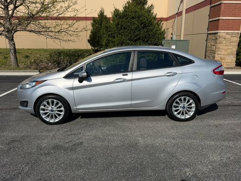 Used 2014 Ford Fiesta SE w/ Equipment Group 201A image 2