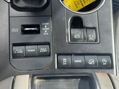 Used 2021 Toyota Highlander XLE AWD/4WD image 28