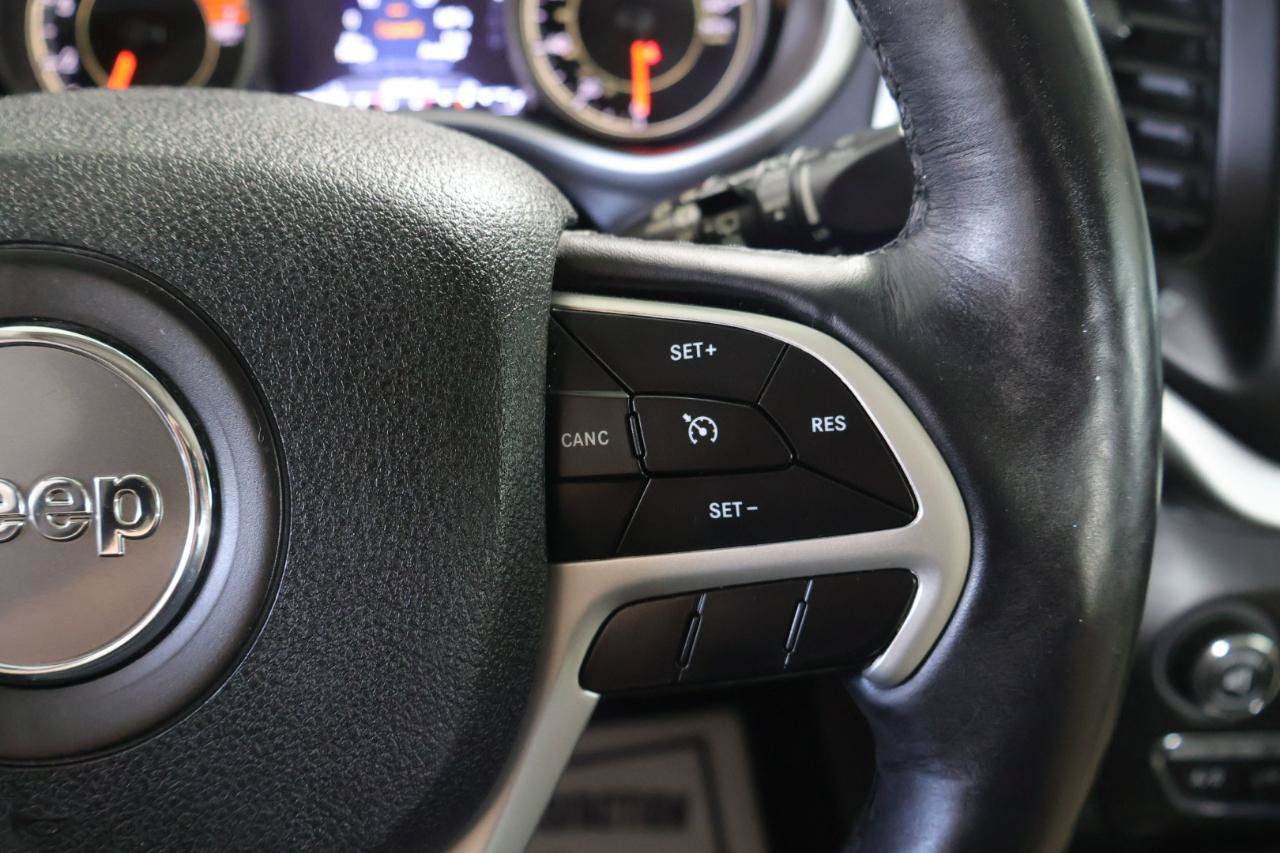 Used 2018 Jeep Cherokee Limited AWD/4WD image 40