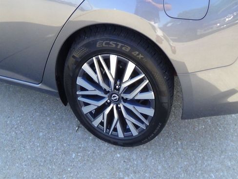Used 2025 Nissan Altima 2.5 SV FWD image 9