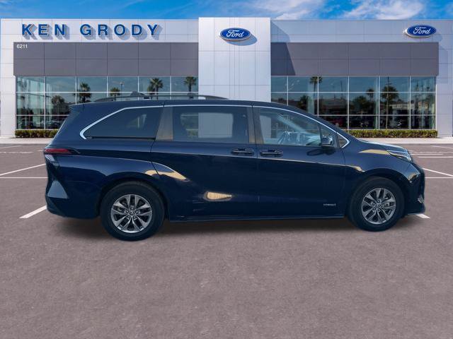 Used 2021 Toyota Sienna LE w/ LE Plus Package FWD image 4