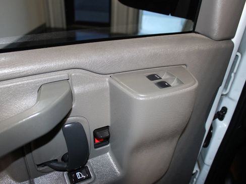 Used 2017 Chevrolet Express 2500 Extended RWD image 9