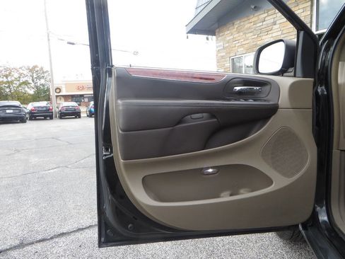 Used 2015 Chrysler Town & Country Touring w/ Driver Convenience Group image 11